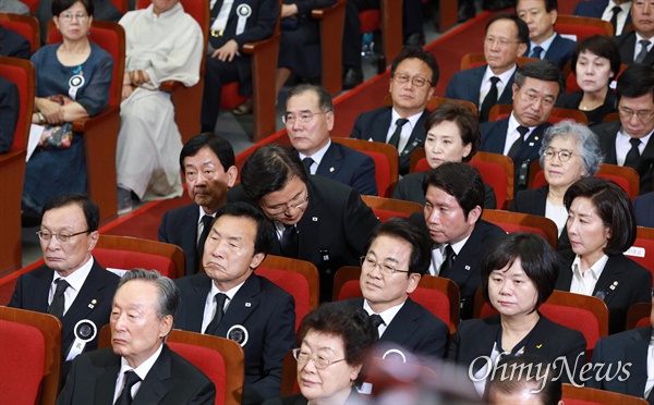 황교안 자유한국당 대표가 14일 서울 동작구 국립현충원에서 사회장으로 치러진 고 이희호 여사 추모식에 뒤늦게 참석하고 있다.