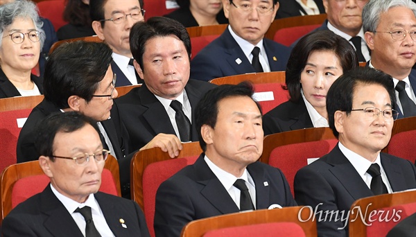 고 이희호 여사의 사회장 추모식이 엄수된 14일 오전 서울 동작구 국립현충원에서 이낙연 국무총리의 조사 도중에 도착한 황교안 자유한국당 대표를 이인영 더불어민주당 원내대표와 나경원 자유한국당 원내대표가 바라보고 있다.