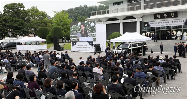 14일 오전 서울 동작구 국립서울현충원 현충관에서 열린 고 김대중 전 대통령의 부인 고 이희호 여사의 사회장 추모식에서 손숙 전 환경부 장관의 약력보고 모습이 화면을 통해 보이고 있다.