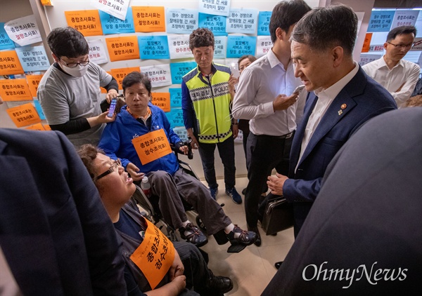  한국장애인자립생활센터협의회 대표단이 14일 오전 서울 종로구 사회보장위원회에서 장애등급제 폐지를 앞두고 종합조사표 전면 수정을 요구하는 농성을 하던 중 내부에 있던 박능후 보건복지부 장관 면담이 긴급성사되어 대화를 하고 있다.