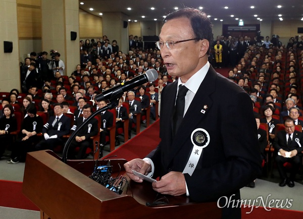 더불어민주당 이해찬 대표가 14일 오전 서울 동작구 국립현충원 내 현충관에서 엄수된 고 이희호 여사의 사회장 추모식에서 추도사하고 있다.