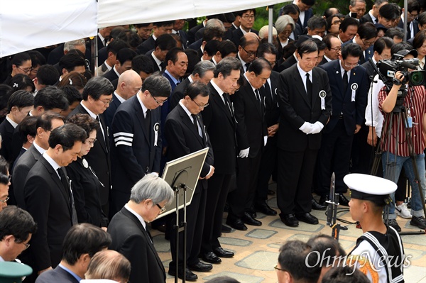 고 이희호 여사의 안장식이 열린 4일 서울 동작구 현충원 김대중 전 대통령의 묘역에서 참석자들과 유가족들이 묵념을 하고 있다. 