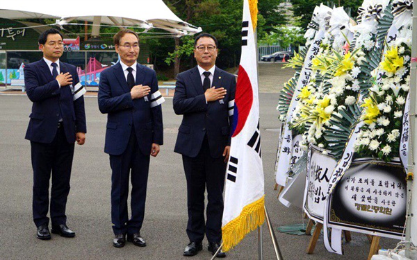 더불어민주당 경남도당과 창원지역위원회는 6월 14일 오전 창원 만남의광장에 설치했던 시민분향소에서 "이희호여사 사회장 창원시 추모식"을 열었다.