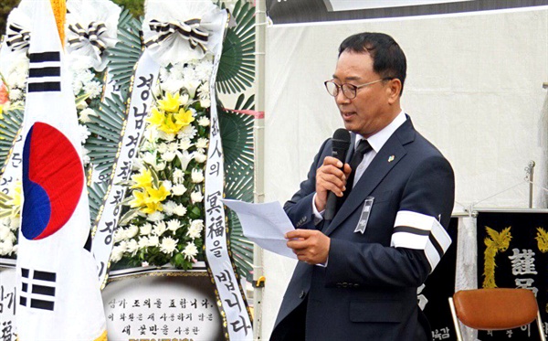 더불어민주당 경남도당과 창원지역위원회는 6월 14일 오전 창원 만남의광장에 설치했던 시민분향소에서 "이희호여사 사회장 창원시 추모식"을 열었다.