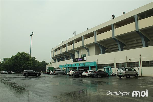  U-20 월드컵 축구 결승전 거리 응원이 펼쳐질 경주 시민운동장 축구장 