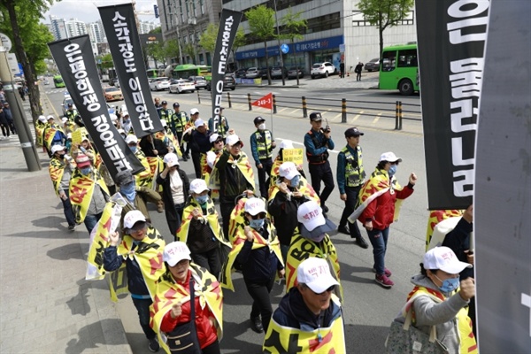 지난 4월 27일 열린 은평광역자원순환센터 2차 주민 설명회를 앞두고 은백투 주민들이 집회 행진을 하고 있는 모습.
