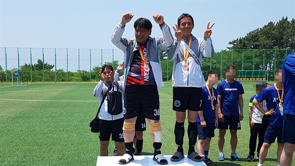 제25회 충청남도장애인체육대회 축구대회에서 우승한 홍성군 선수들이 포즈를 취하고 있다. 