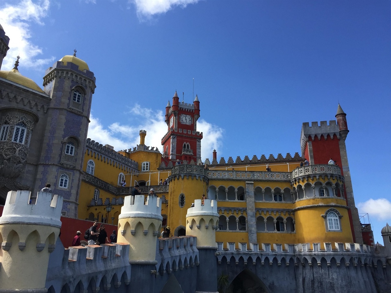 놀이공원의 성들보다 더 비현실적인 성이었어요. 어찌나 알록달록한 원색의 향연인지! 그런데, 이 곳에서 포르투갈의 마지막 왕이 실제로 집무를 봤다고 하네요. 정말 예뻤어요!