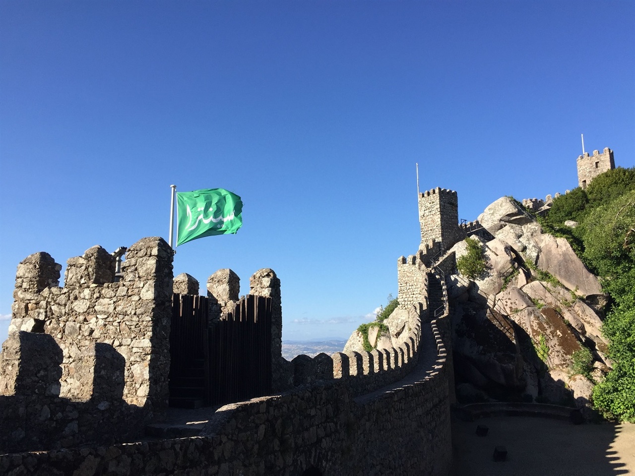 아프리카의 북부에서 이베리아 반도로 건너와 스페인과 포르투갈의 곳곳에서 번성했던, 무어인의 흔적이네요. 기념품 판매점에 물어보니, 녹색으로 펄럭이는 깃발에는 아랍어로 '신트라'라고 쓰여 있다고 해요. 