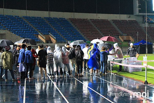  경주시에서 U-20 월드컵 축구 결승전 응원도구를 나누어 주고 있는 모습