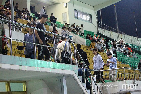  U-20 월드컵 축구 결승전 응원을 위해 관중석으로 모이는 시민들 모습