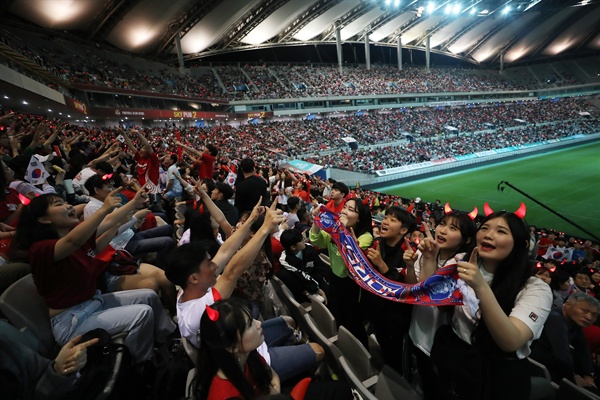  축구 U-20 월드컵 한국과 우크라이나의 결승전 경기가 열리는 16일 새벽 서울월드컵경기장에서 시민들이 응원을 하고 있다.