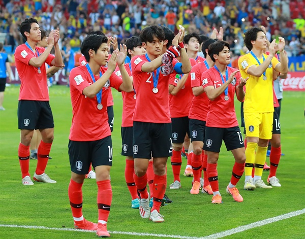  15일 오후(현지시간) 폴란드 우치 경기장에서 열린 2019 국제축구연맹(FIFA) 20세 이하(U-20) 월드컵에서 준우승을 차지한 한국팀 선수들이 목에 메달을 걸고 경기장에 응원 온 팬들에게 인사하고 있다. 