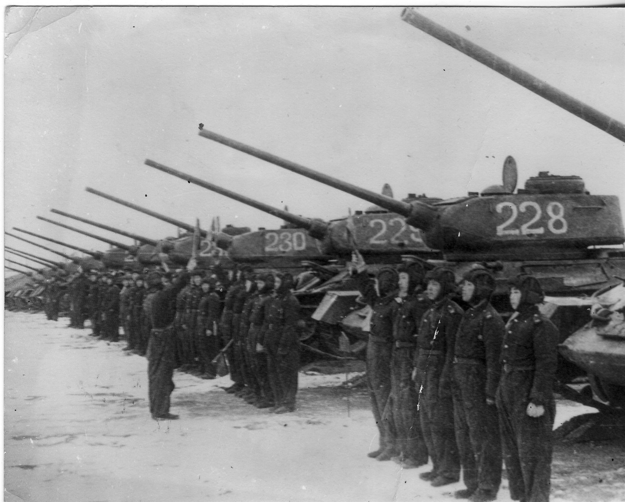소련으로부터 원조받은 무기로 편성한 인민군 탱크부대 사열장면