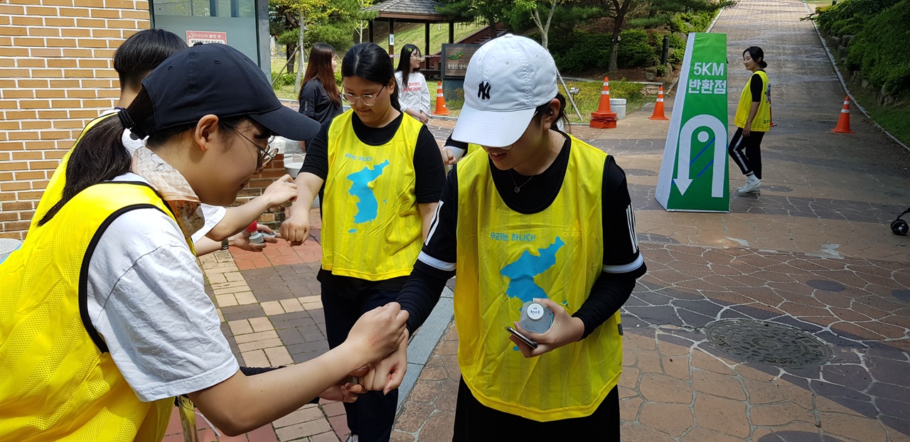 학생회 임원들이 학생들에게 2019학생회 슬로건인 '함께가요 분솔' 도장을 찍는 장면