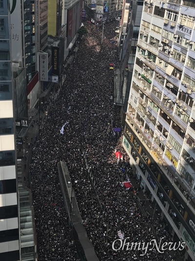 16일 오후 빅토리아 파크에 모인 홍콩 시민들이 검은 옷을 입고 '송환법 철폐' 요구 대행진을 벌이고 있다. 이날 주최측은 200만명이 참여했다고 주장했다.