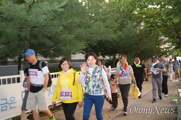 제5회 평화통일염원 걷기대회에 참가한 참가자들이 함께 즐거운 마음으로 걷고 있다.