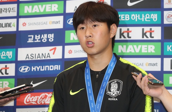 U20 골든볼의 주인, 이강인 2019 국제축구연맹(FIFA) 20세 이하(U-20) 월드컵에서 준우승을 거둔 U-20 대표팀의 이강인이 17일 오전 인천국제공항을 통해 귀국해 취재진 질문에 답하고 있다.