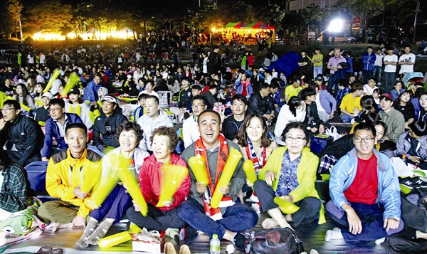 광양시민 길거리 응원전 황태현 선수의 가족들이 ‘2019 FIFA U-20 월드컵’ 결승전 경기를 보며 대한민국 선수들을 응원하고 있다. 
