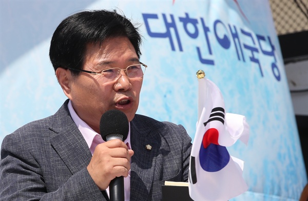 자유한국당 홍문종 의원이 15일 오후 서울역 광장에서 열린 태극기집회에서 탈당선언을 하고 있다.