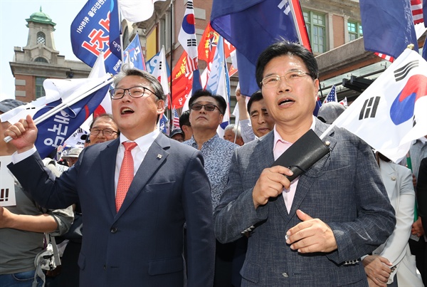 조원진과 구호 외치는 홍문종  자유한국당 홍문종(오른쪽) 의원이 15일 오후 서울역 광장에서 열린 태극기집회에 참석, 조원진 대한애국당 대표와 구호를 외치고 있다.이 자리에서 탈당 선언을 한 홍문종 의원은 대한애국당 공동대표로 추대됐다.