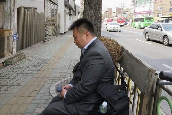 김관홍 잠수사가 의자에 앉아 생각에 잠겨있다.