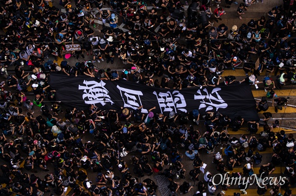 범죄인 인도법 폐지를 촉구하는 반중국 집회 ‘검은 행진’이 16일 오후 홍콩 각지에서 출발해 중앙정부를 향해 행진하고 있다.
