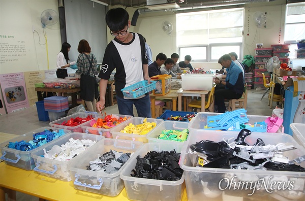 31일 오후 서울 은평구 서울혁신파크 내 금자동이가 운영하는 장난감학교 ‘쓸모’ 프로그램에 참가자들이 버려진 장난감을 분해, 재질별 분리하는 작업을 하고 있다.