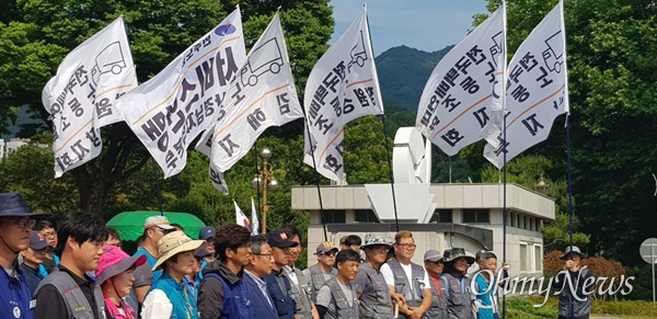 택배노동자기본권쟁취 경남투쟁본부는 6월 17일 오후 경남도청 정문 앞에서 “택배노동자 기본권 쟁취 결의대회”를 열었다.