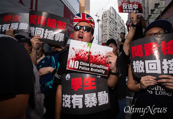 지난 6월 16일 오후 범죄인 인도법(일명 송환법) 폐지를 촉구하는 ‘검은 행진’에 참가한 홍콩 시민들이 중앙정부 청사를 향해 행진을 하고 있다.