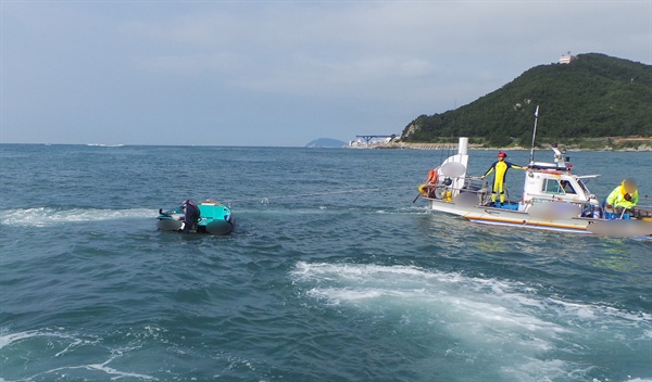 부산 구덕포 인근 해상에서 전복된 레저용 모터보트가 전복됐다.