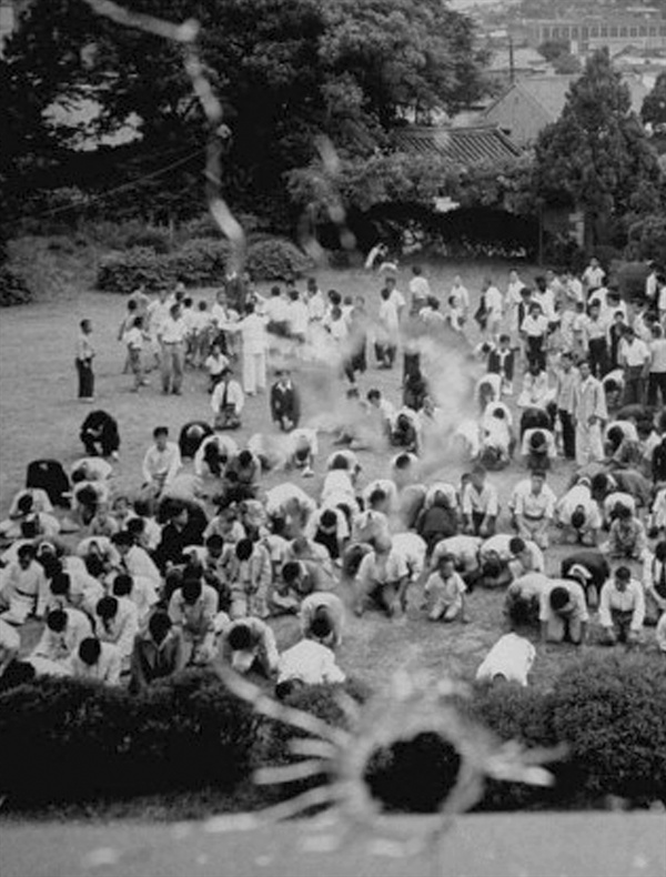 김구 시해 소식을 듣고 경교장에 달려와 통곡하는 서울시민들(1949. 6. 26.)