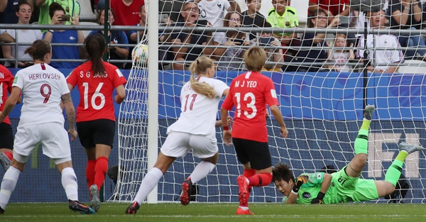 오늘 경기 첫 실점 17일(현지시간) 프랑스 랭스의 스타드 오귀스트-들론에서 열린 2019 국제축구연맹(FIFA) 프랑스 여자 월드컵 조별리그 A조 3차전 한국과 노르웨이의 경기. 전반 한국이 실점하고 있다. 