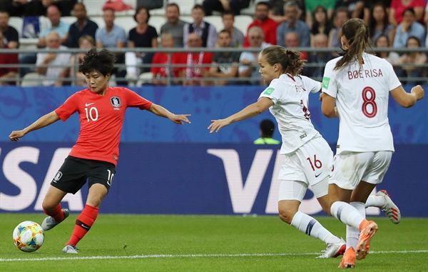 노르웨이, 지소연을 막아라 17일(현지시간) 프랑스 랭스의 스타드 오귀스트-들론에서 열린 2019 국제축구연맹(FIFA) 프랑스 여자 월드컵 조별리그 A조 3차전 한국과 노르웨이의 경기. 한국 지소연이 슛하고 있다. 