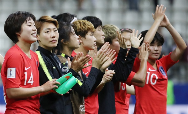 응원, 감사합니다 17일(현지시간) 프랑스 랭스의 스타드 오귀스트-들론에서 열린 2019 국제축구연맹(FIFA) 프랑스 여자 월드컵 조별리그 A조 3차전 한국과 노르웨이의 경기에서 패한 한국 선수들이 관중석을 향해 인사하고 있다. 