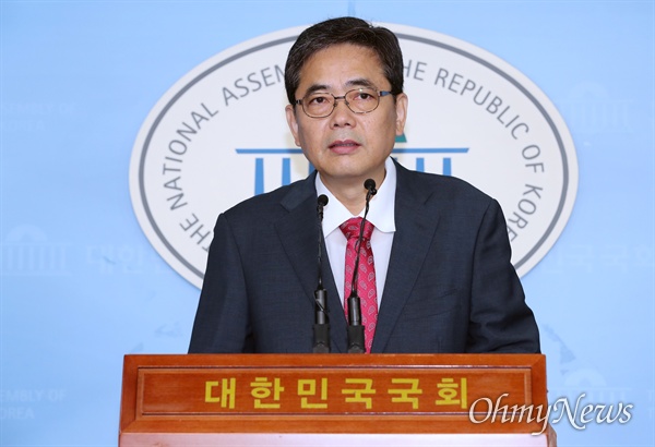 곽상도 자유한국당 의원이 18일 오전 국회 정론관에서 기자회견을 열어 문재인 대통령의 사위 취업특혜 의혹을 제기하고 있다. 