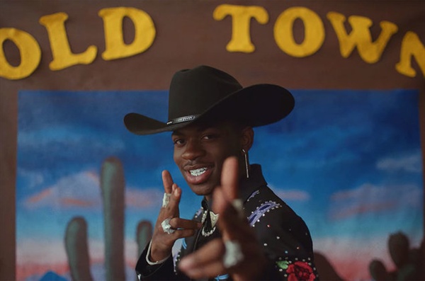  6월 22일 기준 빌보드 싱글 차트 11주 연속 1위를 차지하며 2019년 상반기 최고의 히트곡으로 자리한 ‘Old town road’의 뮤직비디오 속 릴 나스 엑스.