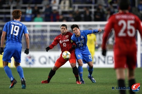  지난 3월 13일, 울산 문수축구장에서 열린 ACL 조별리그 경기에서 경합 중인 상하이 상강의 헐크와 울산현대의 윤영선
