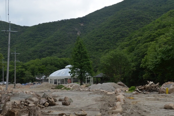  울산 울주군 대운산에 수목원이 들어서면서 산자락이 파헤쳐져 건물이 들어서고 있다 