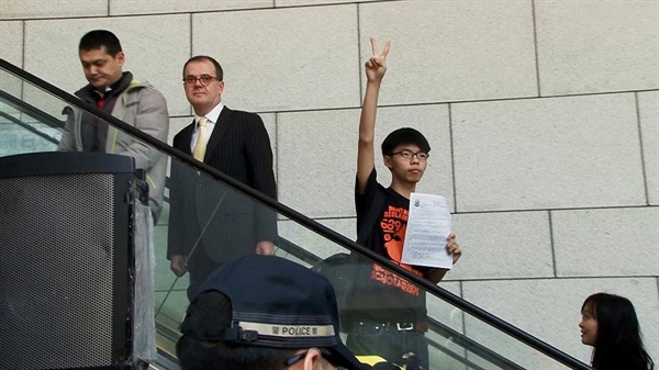  넷플릭스 다큐멘터리 <우산혁명: 소년 VS. 혁명>의 한 장면