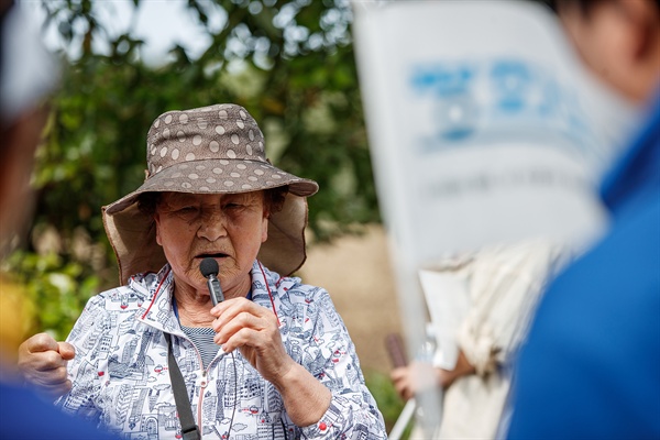 무등이왓 마을의 학살을 증언하는 홍춘호 할머니.