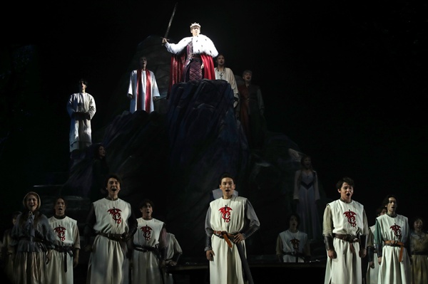  18일 오후 서울 종로구 세종문화회관 대극장에서 열린 뮤지컬 '엑스칼리버' 프레스콜에서 출연 배우들이 하이라이트 장면을 시연하고 있다.