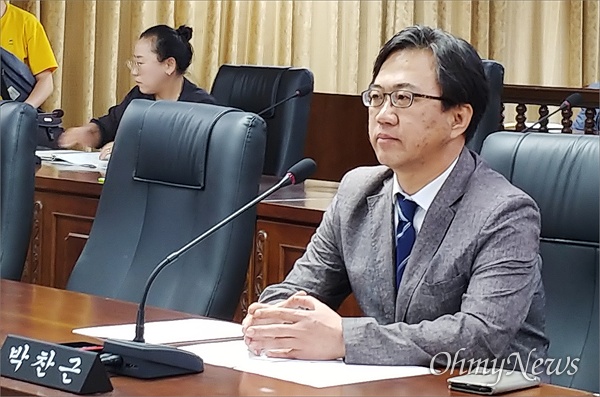 대전 중구의회 박찬근(무소속) 의원이 19일 자신에 대한 제명안 처리에 앞서 의회에 출석해 있다.(자료사진).