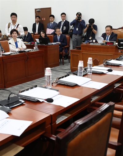 19일 국회에서 열린 사법개혁특위 전체회의에 자유한국당 의원들이 불참, 좌석이 비어 있다. 