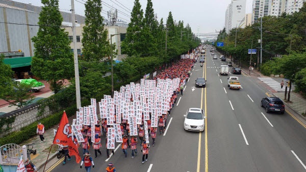 현대중공업노조와 시민사회단체 회원 등이 지난 14일 현대중공업 정문을 출발해 울산시청까지 18km 거리행진을 벌이고 있다.