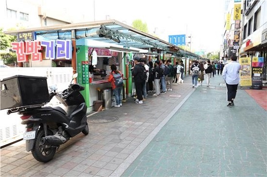    서울 노량진 ‘컵밥’ 거리에서 점심 끼니를 해결하고 있는 취업준비생들. 대부분 컵밥집 앞에 서서 서둘러 밥을 먹고 자리를 떴다. 