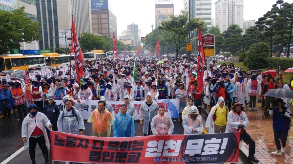 현대중공업노조와 시민사회단체 회원 등이 지난 14일 현대중공업 정문을 출발18km 거리행진을 벌인 후 울산시청에 도착했다
