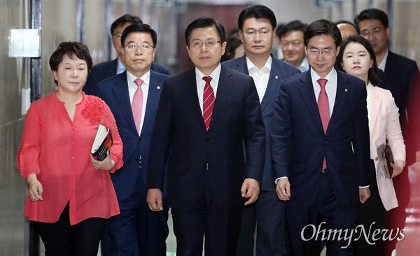  자유한국당 황교안 대표와 정용기 정책위의장 등 지도부들이 20일 오전 서울 여의도 국회에서 열린 최고위원회의에 참석하고 있다.