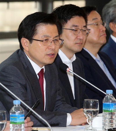 자유한국당 황교안 대표가 19일 오전 부산상공회의소에서 열린 지역 경제인들과 조찬간담회에서 모두발언하고 있다. 