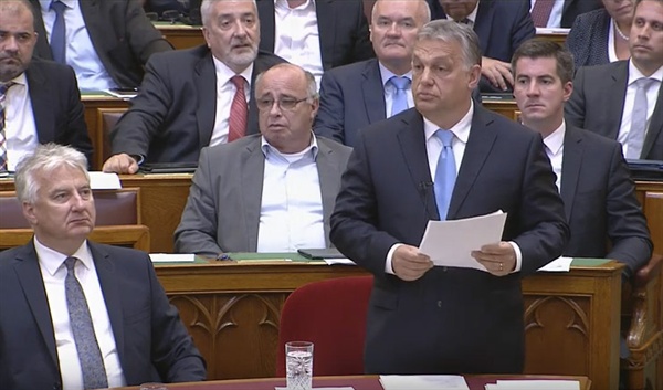 지난 17일(현지시각) 열린 대정부질문에서 빅터 오르반 총리가 발언하고 있다. 